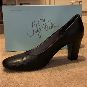 Life Stride Black Leather Pumps